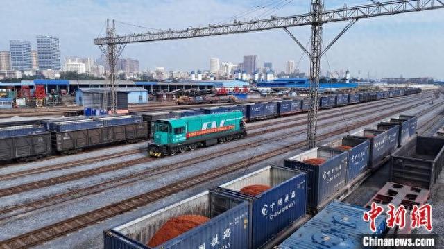 图为2000千瓦纯电动机车上线运行。北港融媒体中心供图