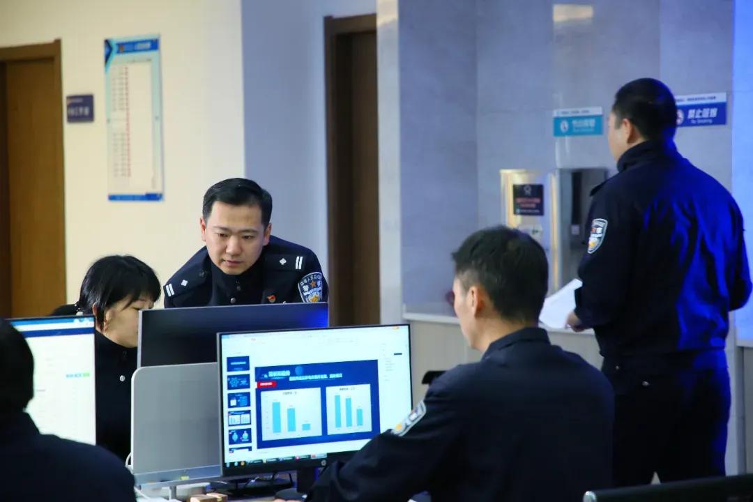 走向、银行流水等数据，王秀峰逐行扫描，从中寻找诈骗分子的蛛丝马迹。　　相比普通犯罪，电信诈骗更扑朔迷