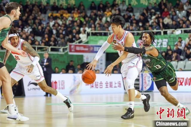 图为广东东阳光队球员黄荣奇(右二)在比赛中传球。中新社记者 泱波 摄