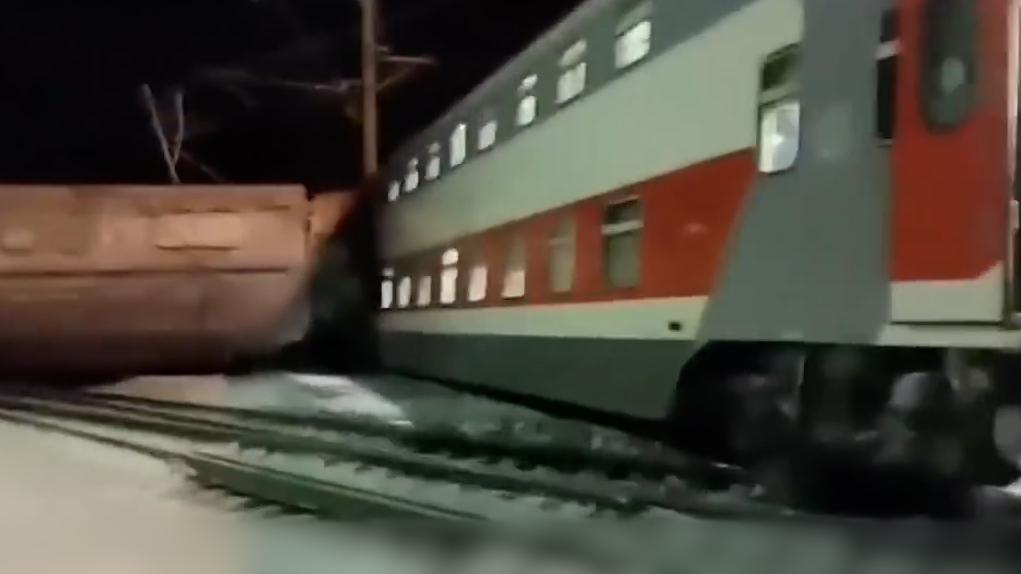 俄两列火车发生碰撞已致2死