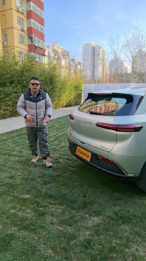 我们今天实拍的车型是一汽奔腾悦意03，这是一款主打全家人使用的车型