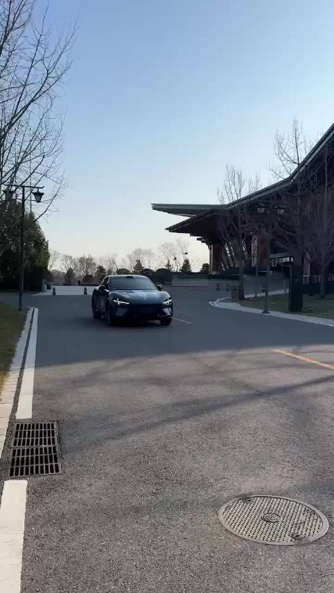 无伪装实车视频来了，这十字大灯，太酷了~ 据说这台车售价30-40万…