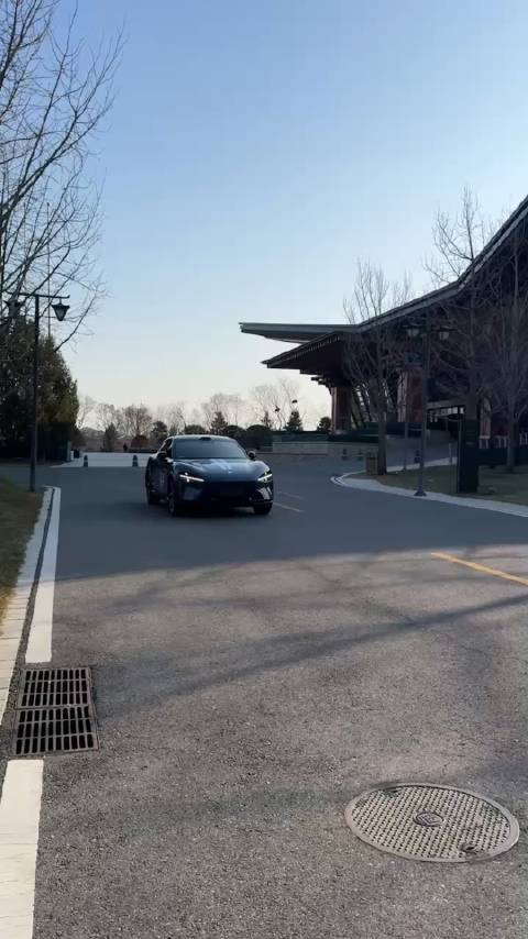 小米YU7真车实拍！这个车型好棒