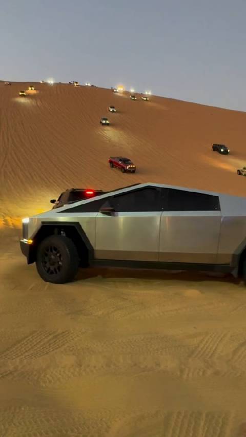 土豪的经验告诉我们，特斯拉赛博皮卡真的挺适合玩沙的