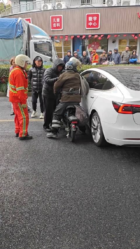 黑色戴帽子的羽绒服大爷，这是有事真上啊！跟特斯拉车主，认识？