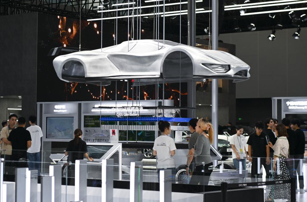 车主保费高、险企承保亏——新能源车险两难局面如何破解？