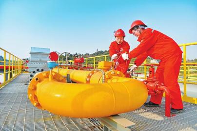 中江气田员工进行设备维护保养。