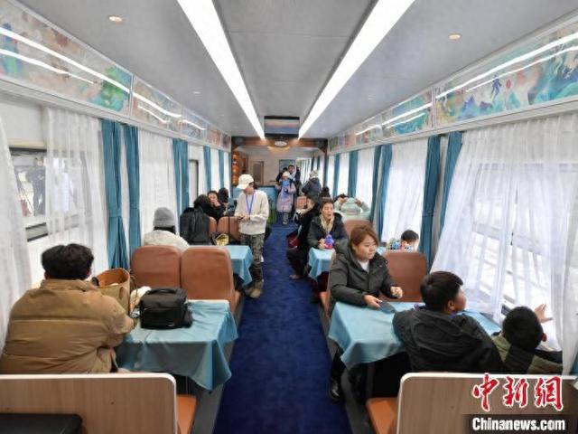 12月26日,游客乘坐“雪国专列”游览长白山。 刘栋 摄