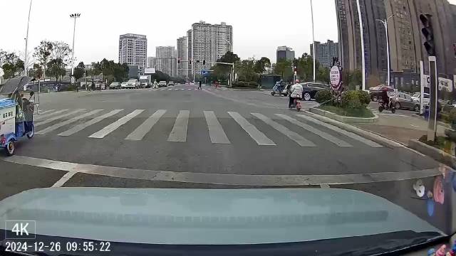 电瓶车就因为跨线停车等红绿灯，可能把命都丢了…… 这失控白车是新能源？