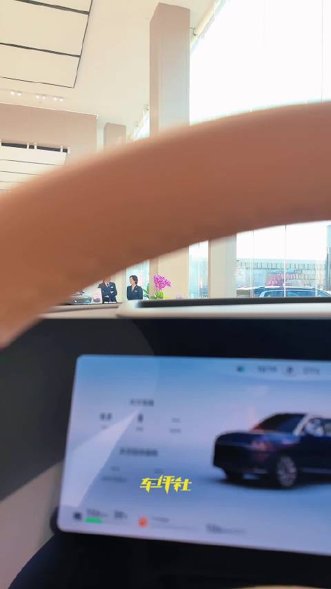 不愧是新旗舰SUV，小姐姐探店体验问界M9