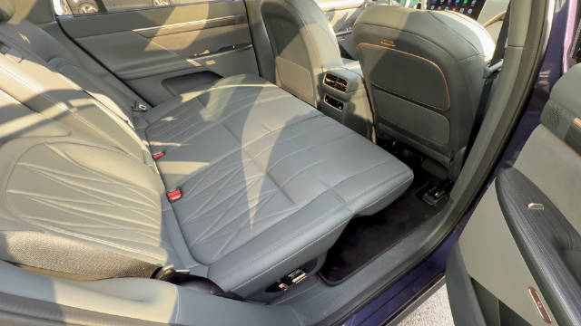 我第一次见后排＂腿托＂这么玩儿的 现在的国产品牌新能源车卷的这些东西…