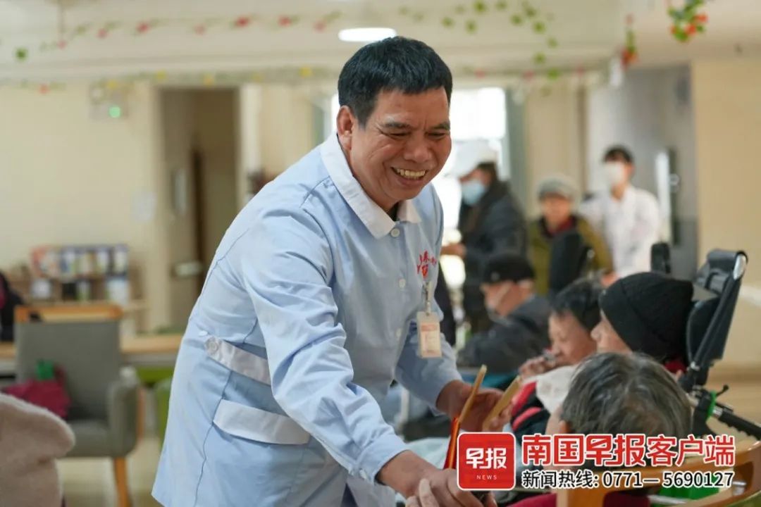 黎建航陪老人们进行娱乐活动。