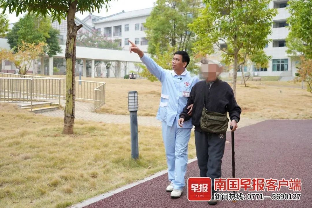 黎建航陪老人散步。