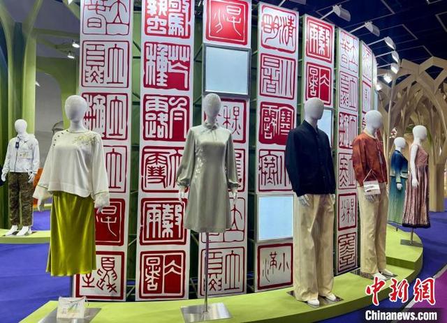 今年绍兴柯桥秋季纺博会上，展出的创新面料样衣。项菁 摄