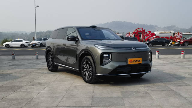 近几年，中大型SUV市面上出现了大量主打家庭的混动SUV，它们属性一致…