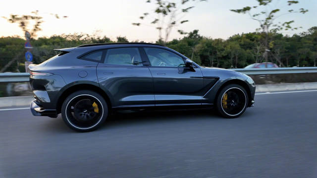 视频：12月初开了几天DBX 707，马丁的独特魅力让人印象深刻，至今仍在回味中！