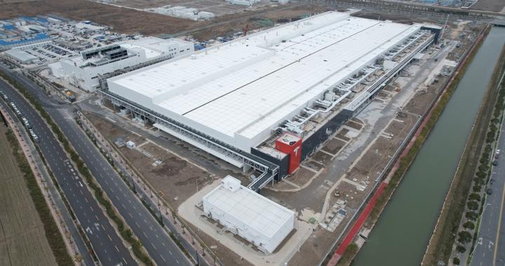 特斯拉上海储能超级工厂竣工并开始试生产，预计明年初正式量产