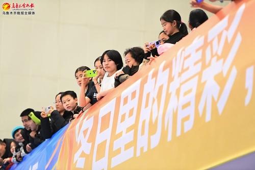 　　12月30日，在新疆冬季运动训练中心短道速滑馆，观众正在为短道速滑比赛运动员呐喊助威。记者陈岩摄