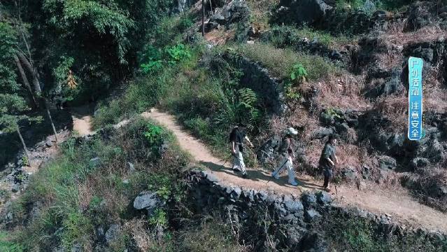 陈小纭为小情侣们精心定制了一条浩坤湖徒步爬山的户外路线…