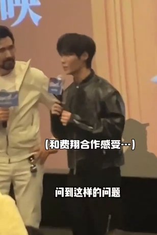 左凌峰与费翔对视那刻，真真是“一眼沦陷”，现场的温度仿佛都上升了！