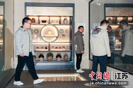 市民在观展。盐城市博物馆供图