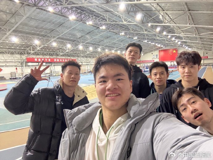 羽毛球运动员@梁伟铿K 发博晒出新年第一跑合照，并配文：新年第一跑！