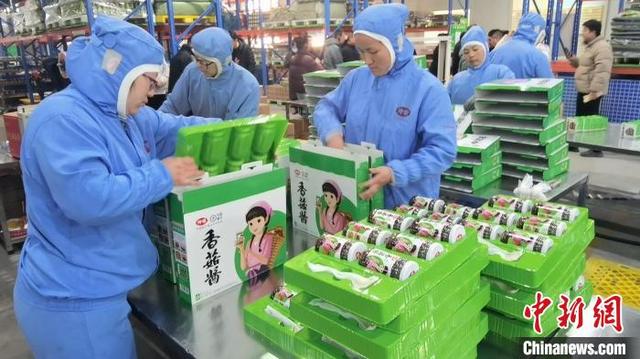 2024年12月30日，河南西峡县一香菇食品厂内。 中新社记者 刘亮 摄