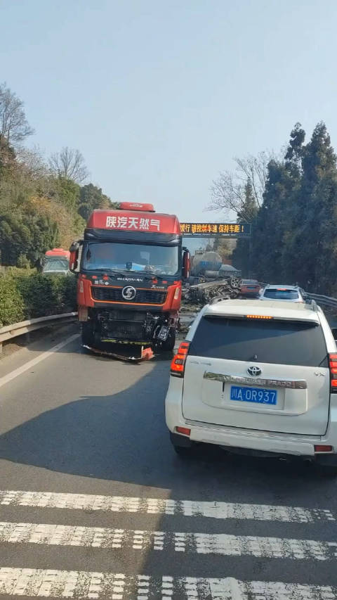 成都往雅安方向，领克07 EM-P被大货车追尾，司机肋骨断一根，脸上缝两针…