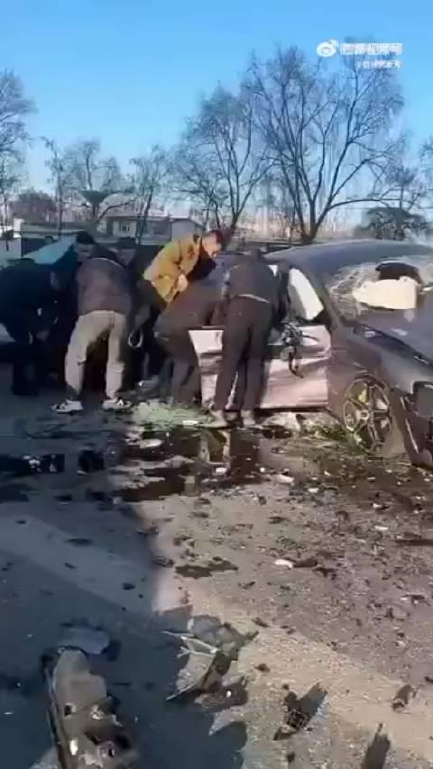 看样子后排乘客因为没系安全带挂了，跟品牌无关，现在的新能源加速都特别猛…