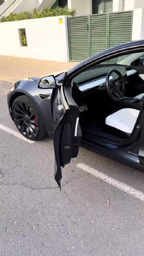 原来特斯拉还能用手机APP开锁啊