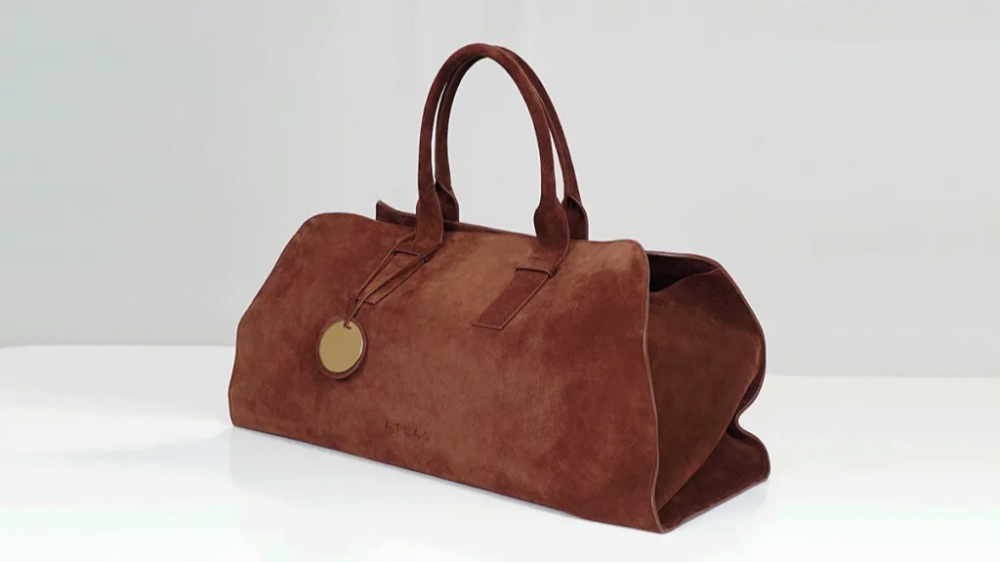 每位获奖者都能获得一只麂皮手提包。