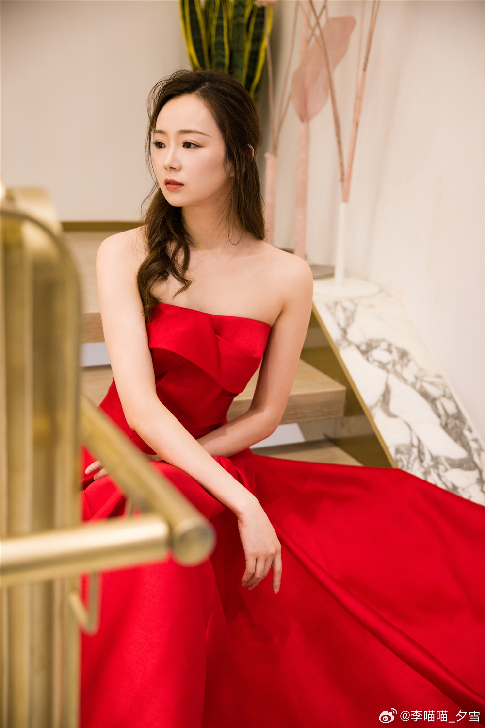 之前发了两套仙仙的高定礼服，总有朋友调侃冷不冷，艾玛…