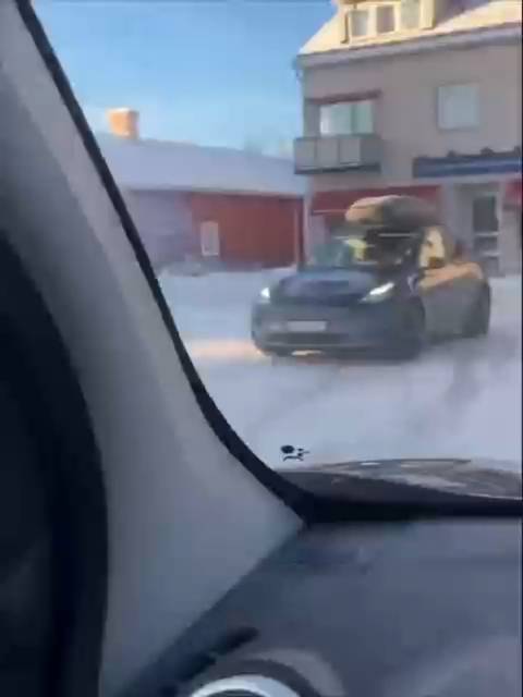 特斯拉瑞典车主崩溃，超充站长龙