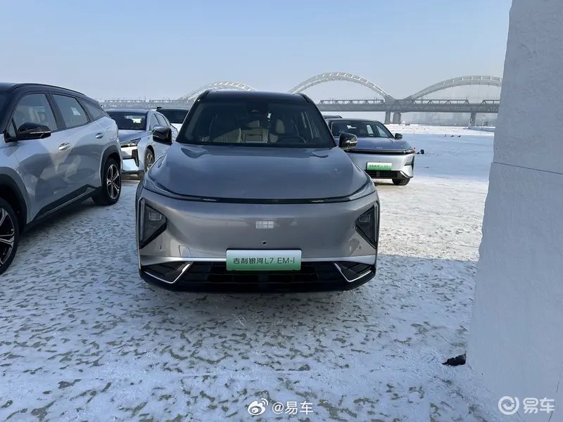 银河L7 EM-i实车亮相 搭载新1.5L雷神插电混动系统