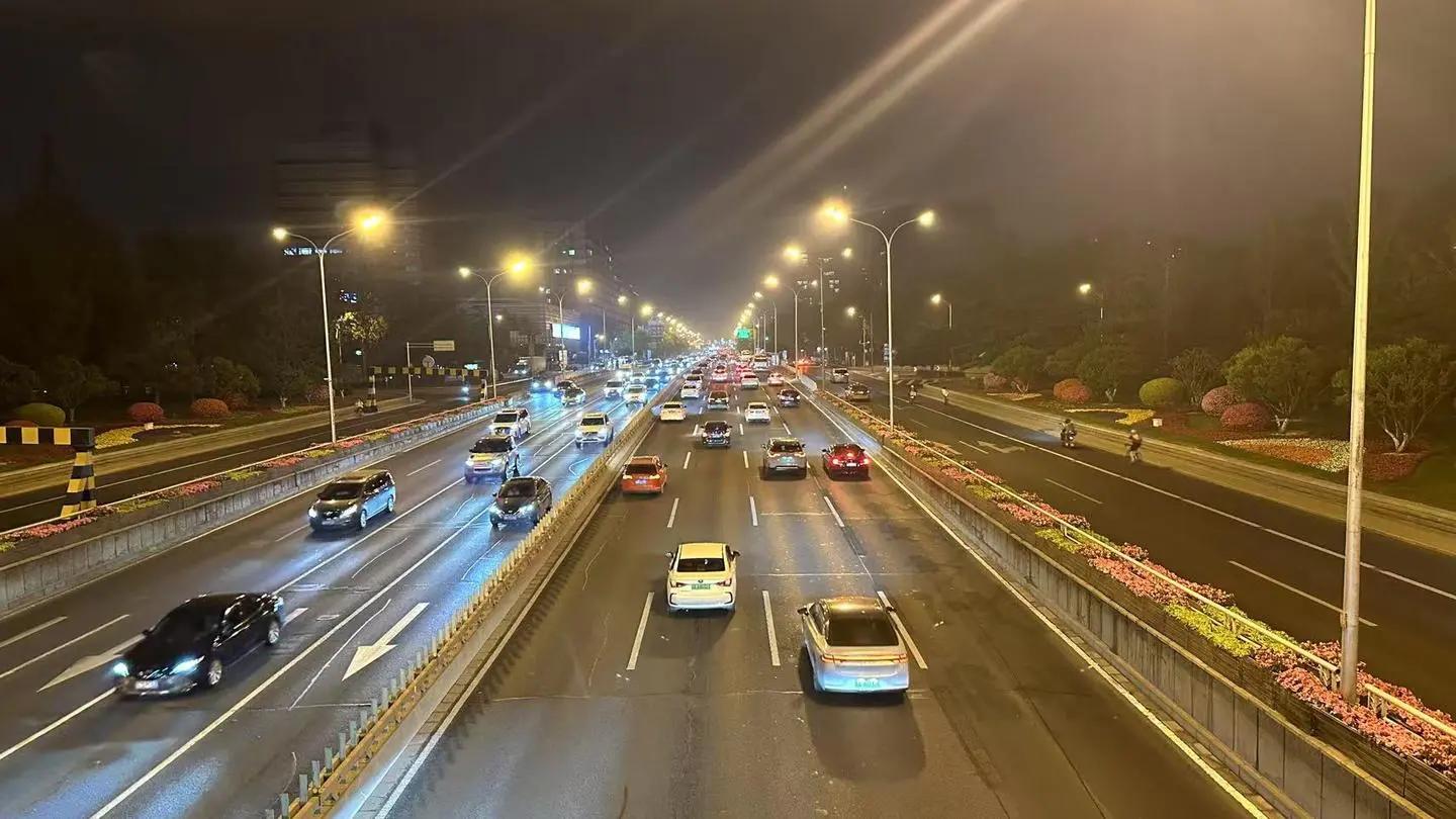 保费一年比一年高，新能源商用车一“险”难求背后