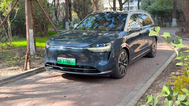 上海马路上的问界M9越来越多了，有一说一，一直觉得它的大灯真好看