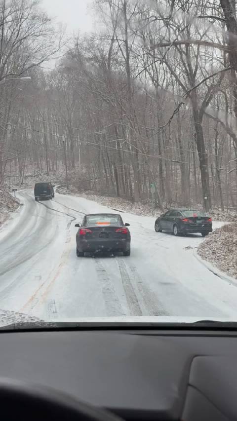 这么小的坡，特斯拉没自信了！四驱+雪地胎就可以畅行无阻了！