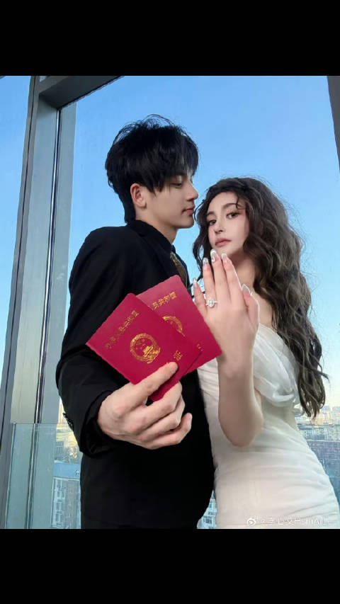 二人携手步入婚姻殿堂，开启甜蜜新生活，祝福他们永结同好，恩爱白头！