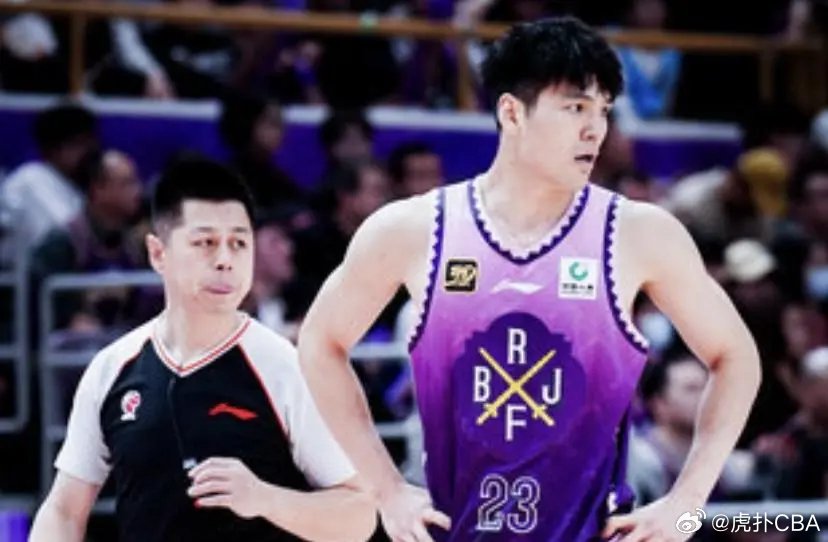 闵鹿蕾评陈国豪表现：进攻能够连续得分…