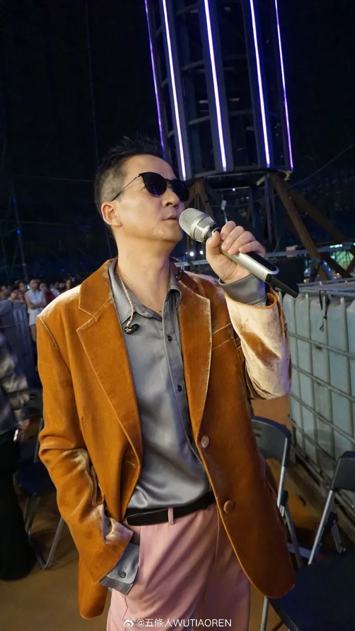 ▲五条人与疑似涉事品牌西装。