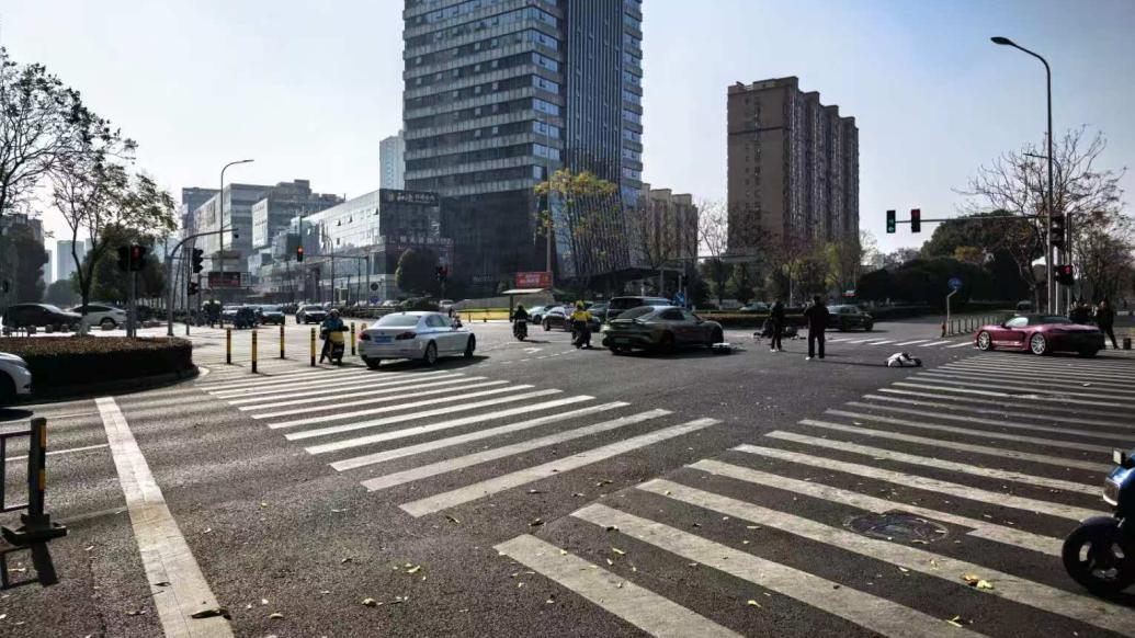 小米汽车回应“试驾车撞上电瓶车”：事发时驾车销售未使用弹射模式