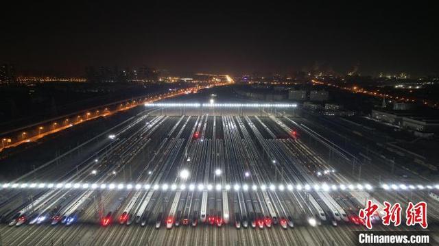 2024年1月25日,武汉动车段内200多组列车集结迎接春运。 (资料图)郑子颜 摄
