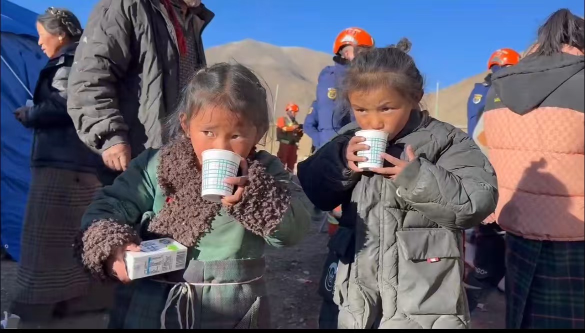 孩子們正在飲用西藏森林消防救援人員煮的熱飲。 圖源：西藏自治區森林消防總隊