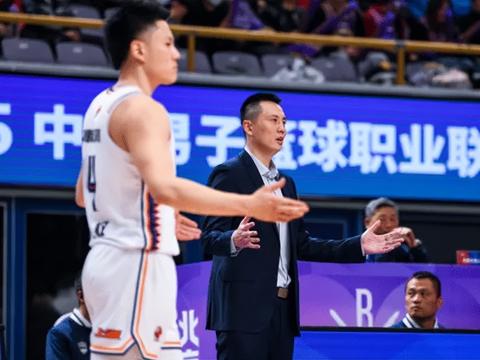 上海127-114战胜北控，来看赛后卢伟和闵鹿蕾说了什么？