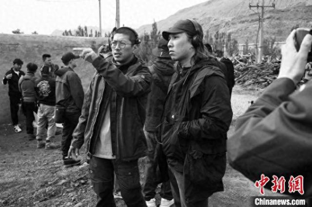 2023年9月,台湾青年导演张荣吉(右一)在《风中的火焰》拍摄现场。(受访者供图)