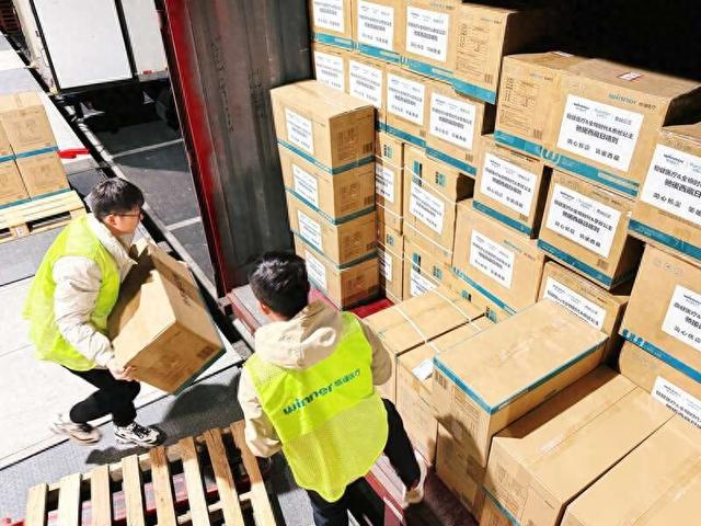 稳健医疗工作人员搬运物资。稳健医疗供图
