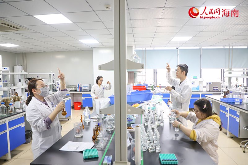 科研人员正在进行实验。人民网记者牛良玉摄