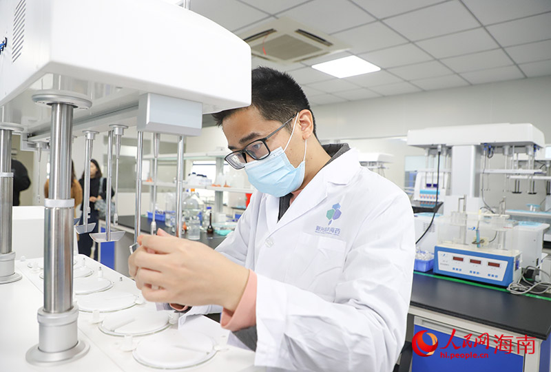 科研人员通过实验设备模拟溶出释放过程。人民网记者牛良玉摄