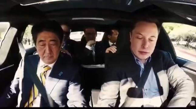 马斯克早期驾驶特斯拉，带安倍晋三飙车的一段视频！