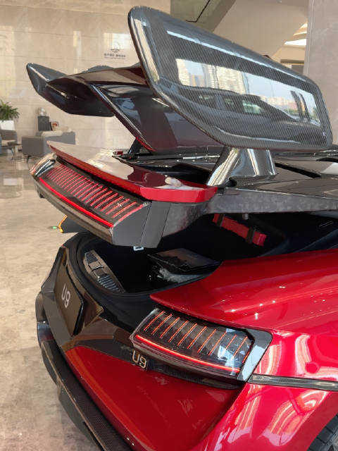 仰望 U9 超大尾翼可合法上路，那…